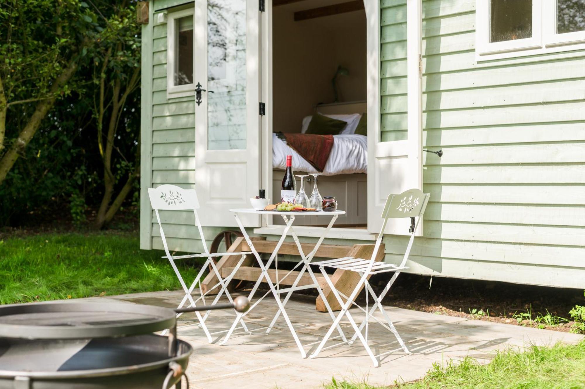 Great Ashley Farm Bed And Breakfast & Shepherds Huts Bradford-On-Avon Eksteriør billede