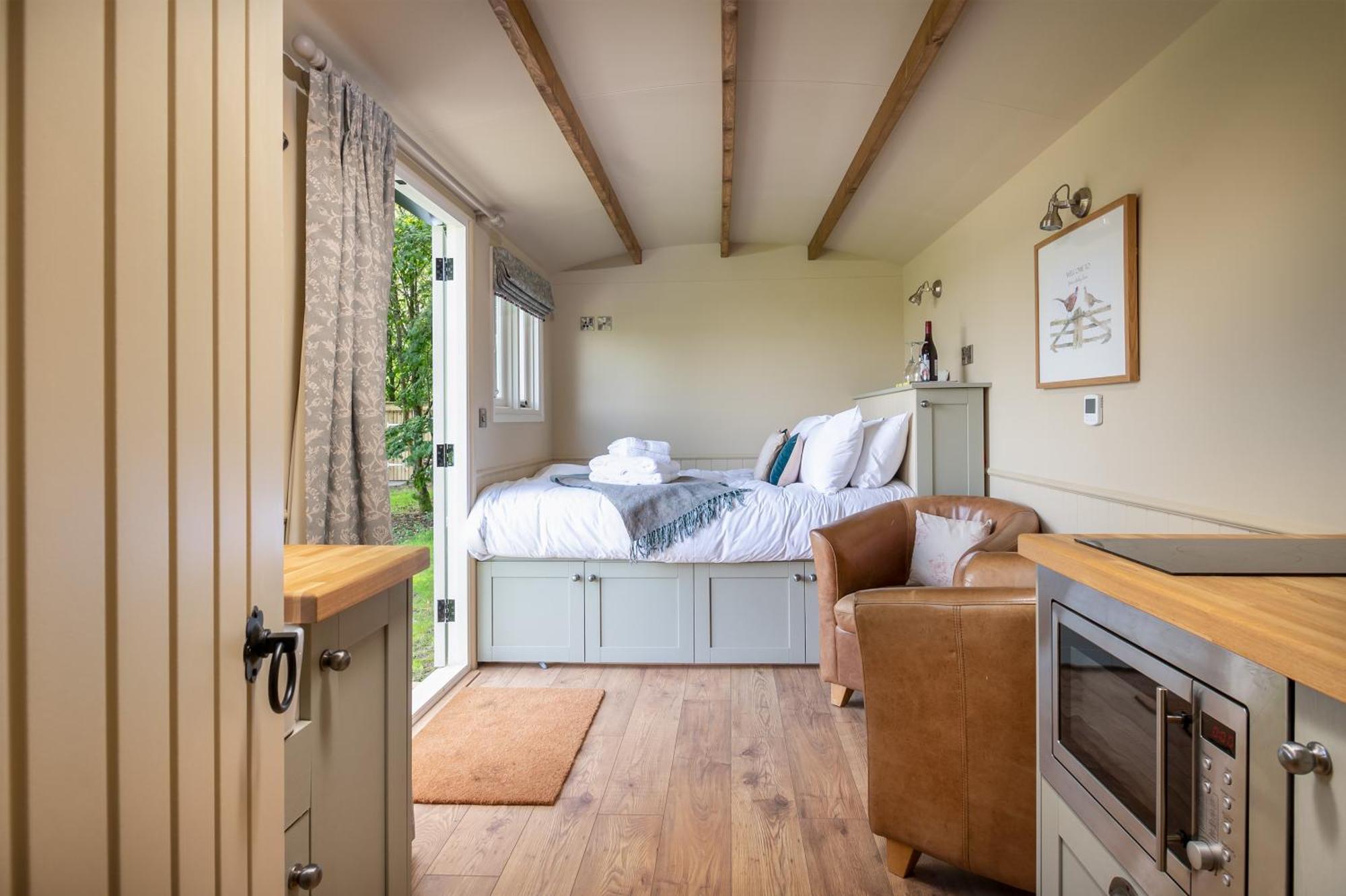 Great Ashley Farm Bed And Breakfast & Shepherds Huts Bradford-On-Avon Eksteriør billede