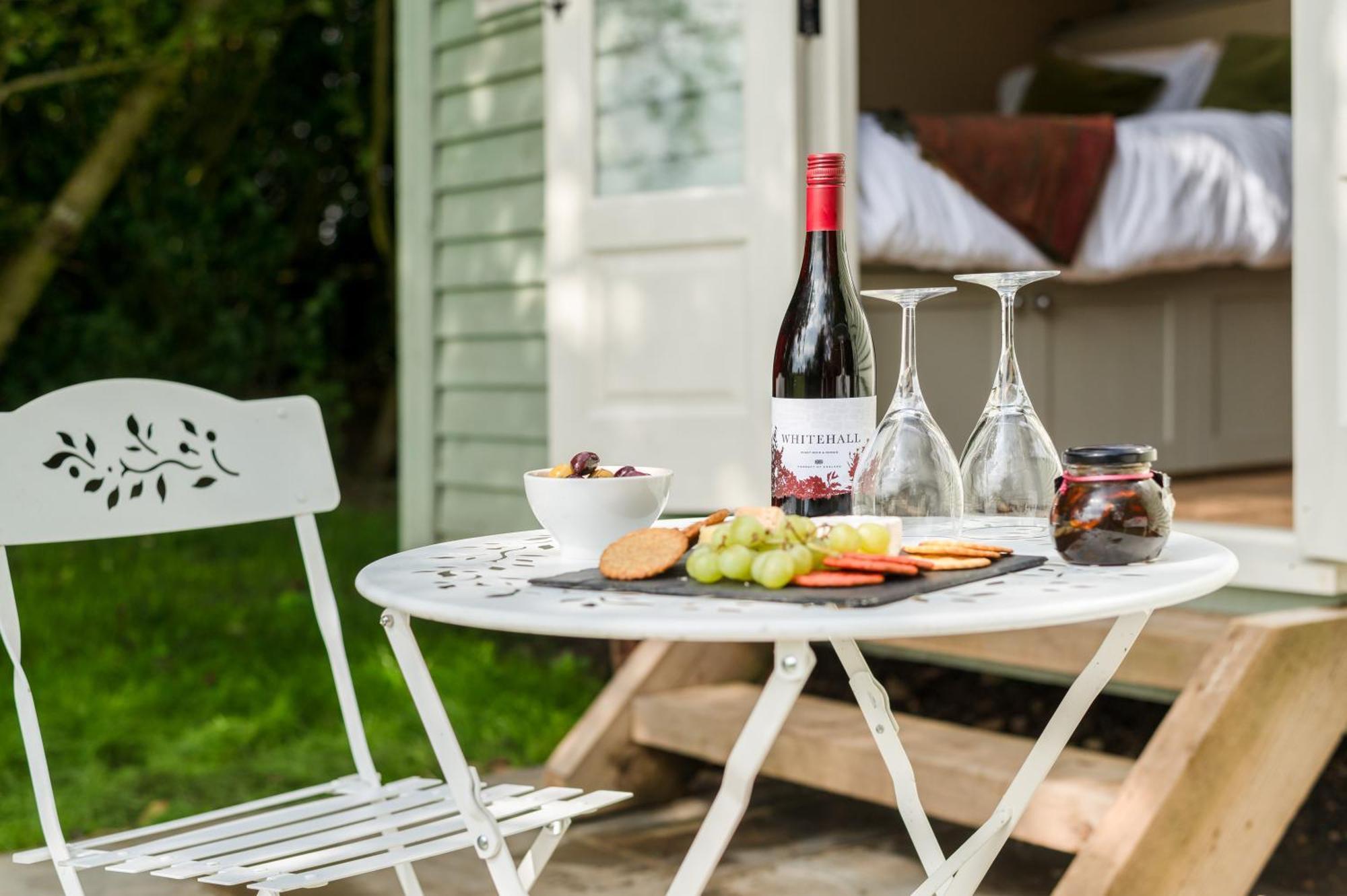 Great Ashley Farm Bed And Breakfast & Shepherds Huts Bradford-On-Avon Eksteriør billede