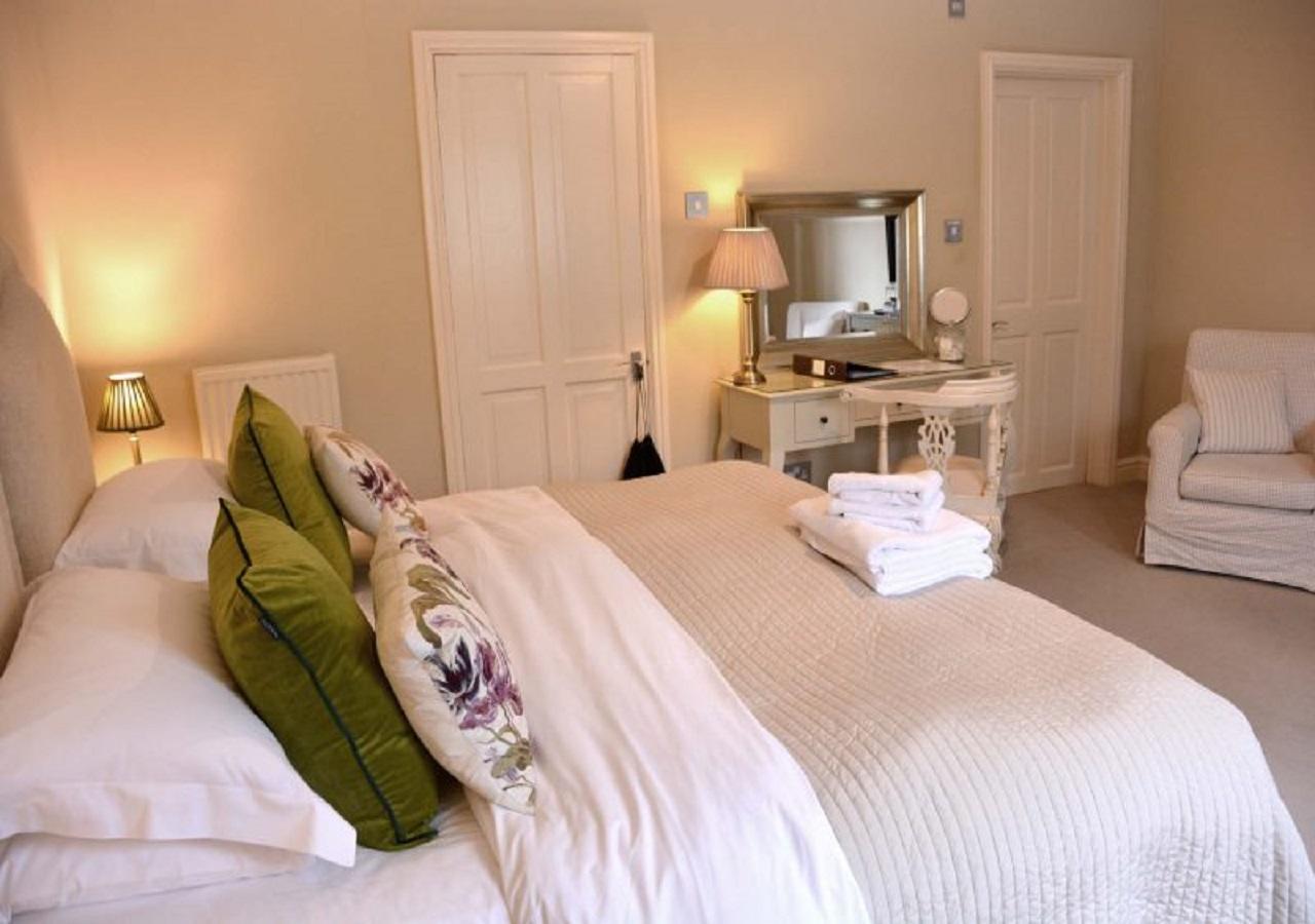 Great Ashley Farm Bed And Breakfast & Shepherds Huts Bradford-On-Avon Eksteriør billede